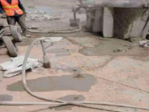 岳阳水泥混凝土路面板底注浆技术 路面脱空注浆整治方案